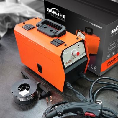 Gasloser Schweißer MAG Mini 100A Flussmitteldraht-Schweißgerät MAG135 One-Knopf-Steuerung